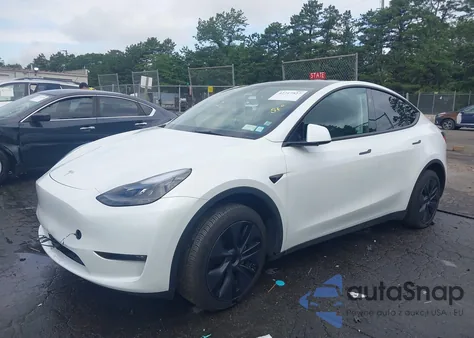2024 Tesla Model Y Long Range Dual Motor All-Wheel Drive z USA, uszkodzony, nr VIN 7SAYGDEE7RF130028